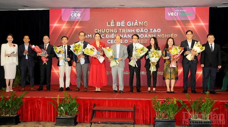 Giám đốc VCCI Trần Ngọc Liêm, củng đại diện Công ty GOTADI, đơn vị đồng tổ chức tặng hoa và kỷ niệm chương cảm ơn các giảng viên của Khóa đào tạo - Ảnh: Đình Đại.