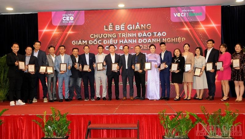 Các học viên doanh nhân được trao Chứng nhận hoàn thành Khóa đào tạo - Ảnh: Đình Đại.