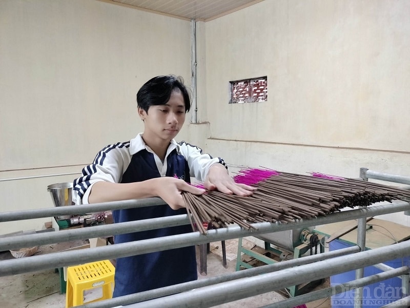 Bước cuối cùng trong quy trình làm hương bài chính là đem những cây tre, cây nứa đã được xe hỗn hợp vào đem đi phơi nắng để khô lại