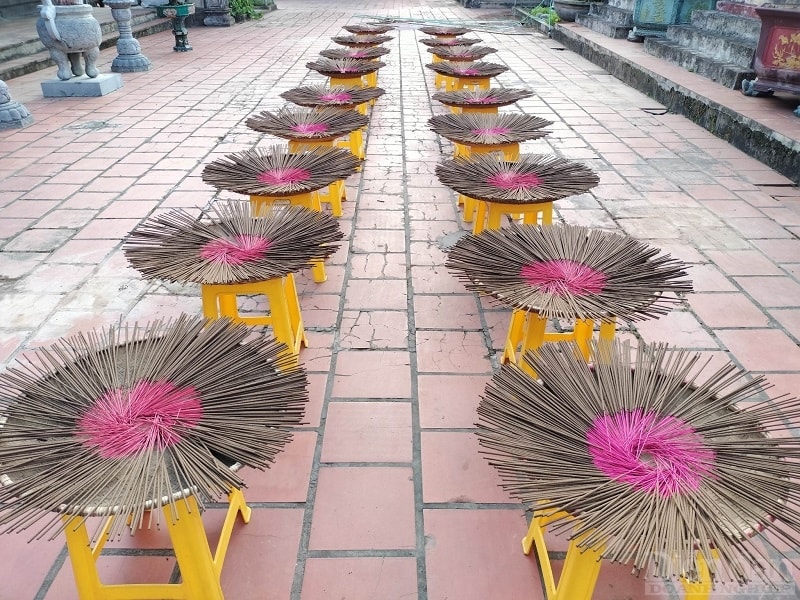 Thông thường, hương được phơi trên phên tre, để khô tự nhiên. Nếu trời nhiều nắng, hương chỉ cần phơi một ngày, trời ít nắng thì từ hai đến ba ngày