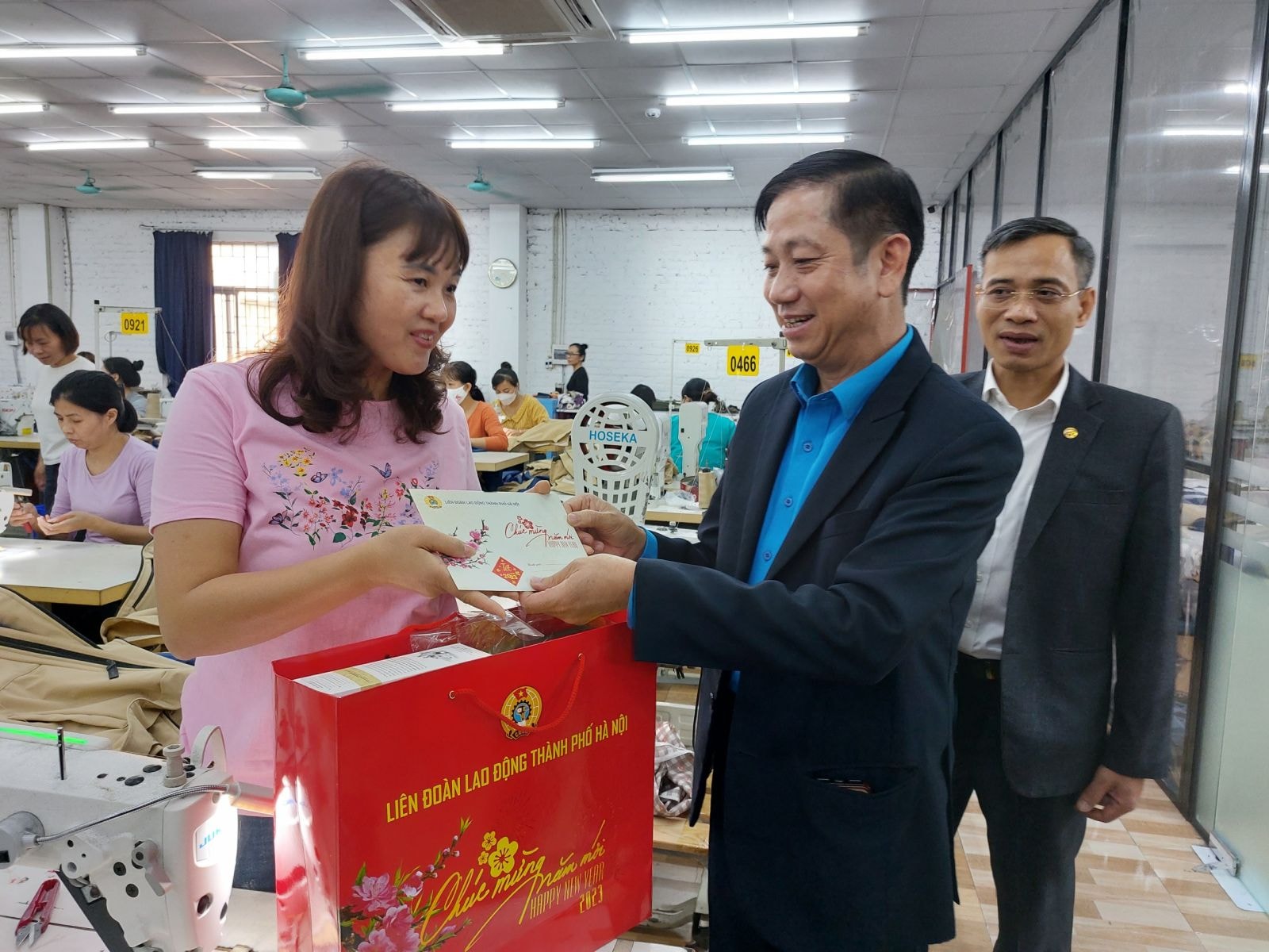 Công nhân giảm việc làm do suy thoái kinh tế được ưu tiên hỗ trợ 
