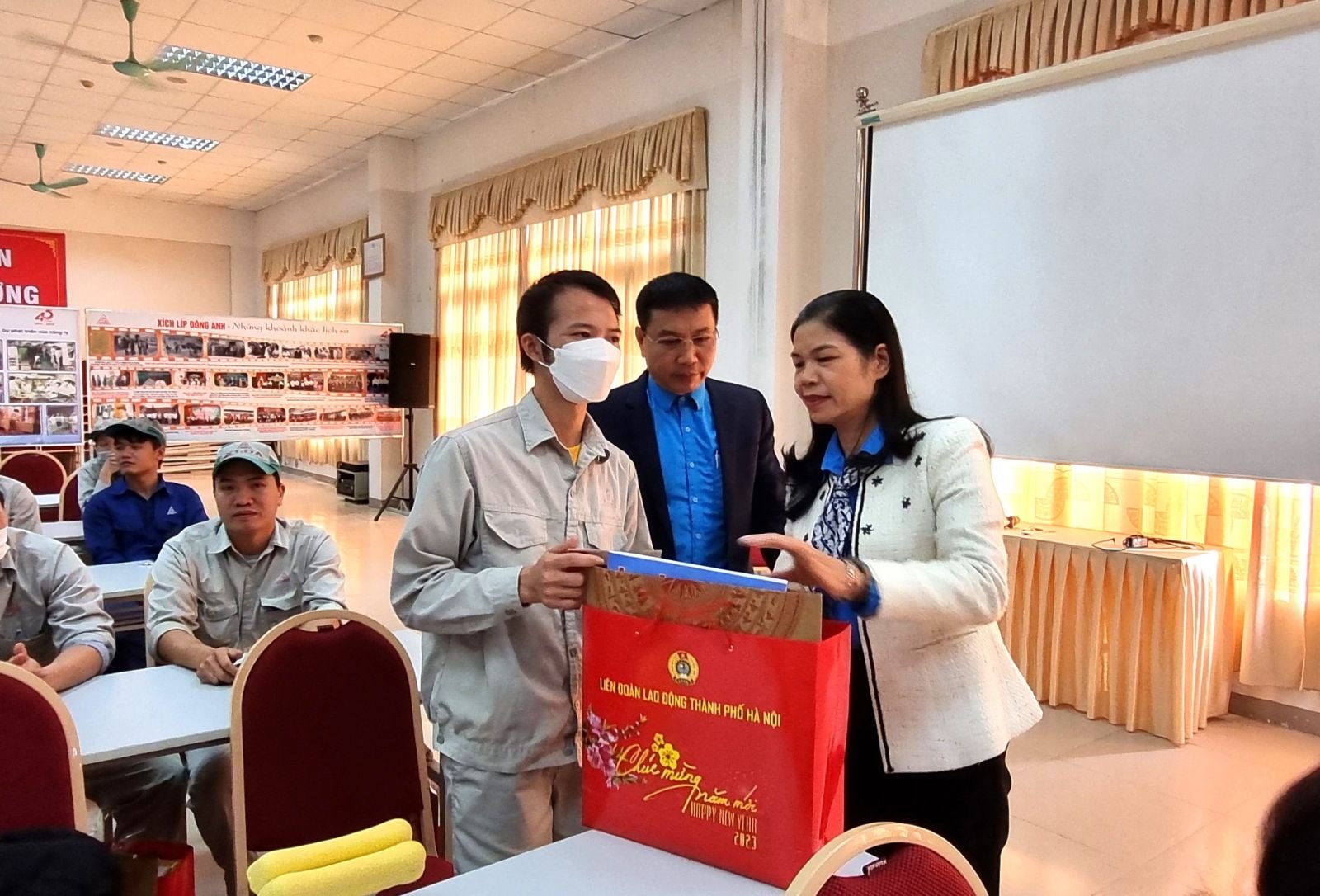 Người lao động khó khăn của công ty Xích lip Đông Anh nhận quà hỗ trợ từ lãnh đạo Liên đoàn Lao động TP Hà Nội