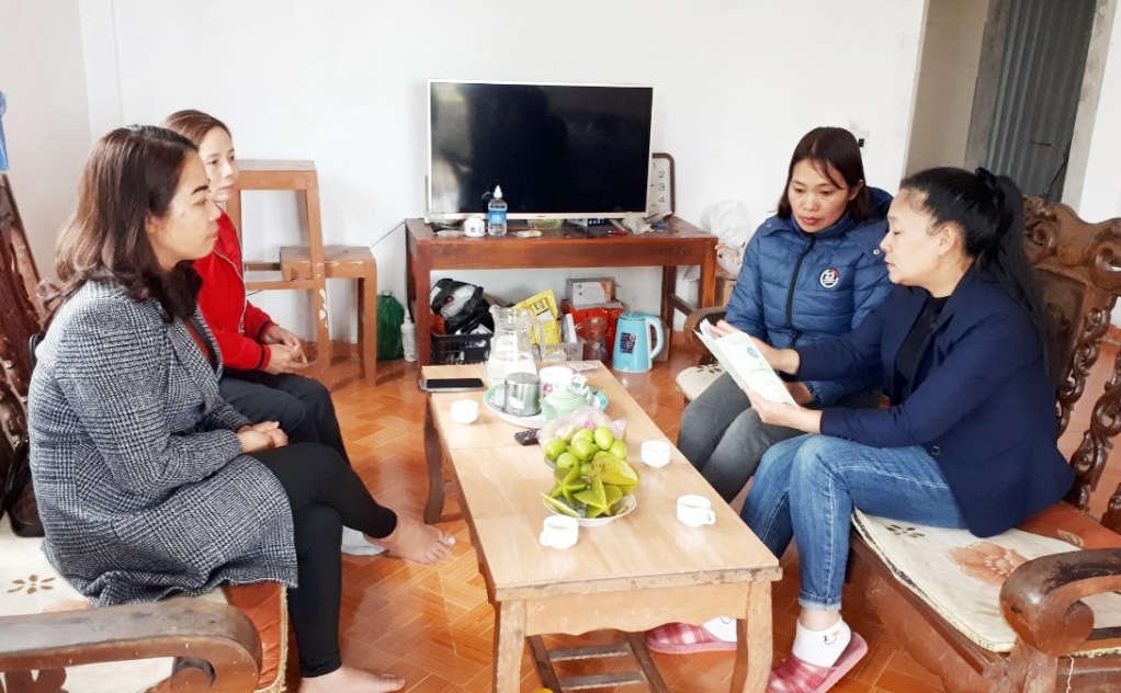 Chị Vi Thị Biển (thôn Đông Thành, xã Đông Ngũ, huyện Tiên Yên) được cán bộ BHXH tỉnh và chính quyền địa phương tư vấn chính sách hỗ trợ của Nhà nước về BHXH tự nguyện.