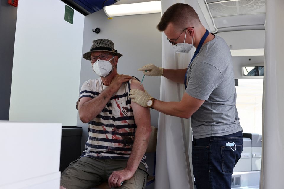 Nhân viên y tế tiêm chủng vaccine COVID-19p/ở Ahrweiler Bad Neuenahr-Ahrweiler, bang Rhineland-Palatinate, Đức. Ảnh: Reuters