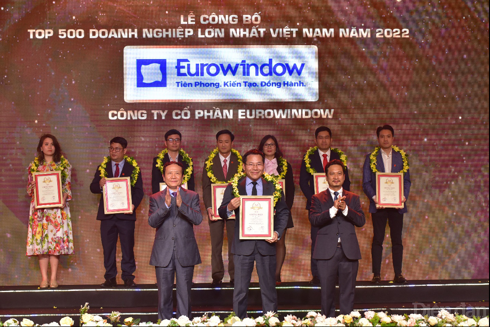 Đại diện lãnh đạo Công ty CP Eurowindow đón nhận chứng nhận Top 500 doanh nghiệp tư nhân lớn nhất Việt Namnăm 2022.