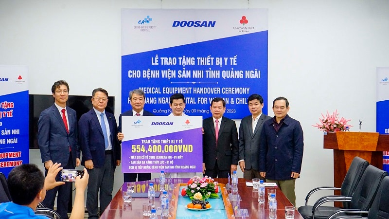 Doosan Vina, CAU và Community Chest of Korea trao tặng một máy soi cổ tử cung (Camera HD) và một bàn sản đa năng thủy lực trị giá hơn 554 triệu đồng cho Bệnh viện Sản Nhi Quảng Ngãi