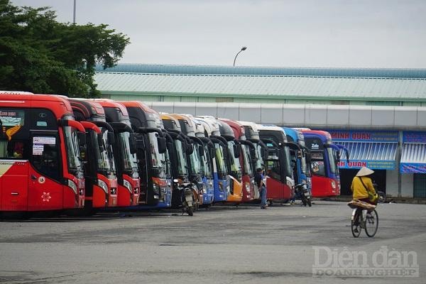 Nghỉ Tết trễ, nhiều người không biết phải di chuyển về quê bằng phương tiện gì.