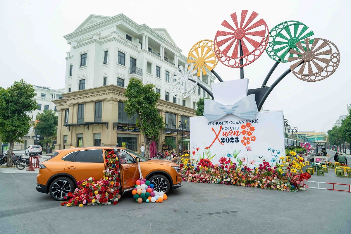 Trong không khí lễ hội xuân náo nhiệt, cư dân và du khách có thể cùng chụp ảnh, check-in với mẫu ô tô điện nổi tiếng VinFast VF 8. Rất nhiều vị khách sẽ có cơ hội “ngắm tận mắt, sờ tận tay” mẫu xe điện toàn cầu của VinFast. Những bức hình “khai xuân” cùng VinFast VF 8 hứa hẹn sẽ “hút like” và mang lại nhiều cảm xúc cho cư dân trong năm mới.