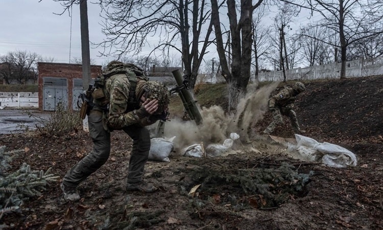 Ukraine khai hỏa nhằm vào vị trí của Nga ở Bakhmut. Ảnh: WSJ.