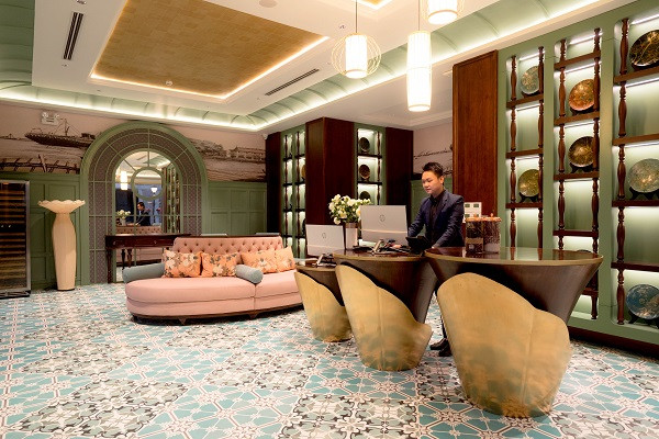 Không gian tầng 1 với khu vực Lobby, Coffee Lounge và nhà hàngp/u quý phái.