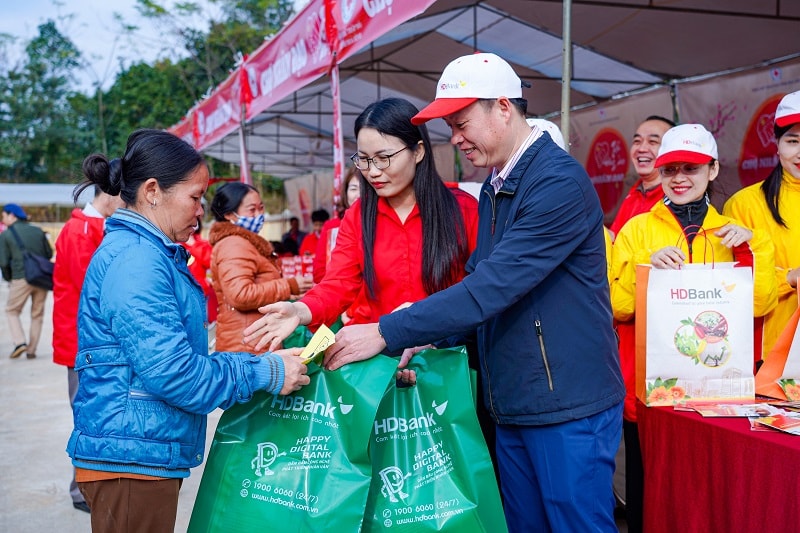 Hình 3p/Sẻ chia, trao gửi yêu thương luôn là một trong những truyền thống tốt đẹp của cán bộ nhân viên HDBank