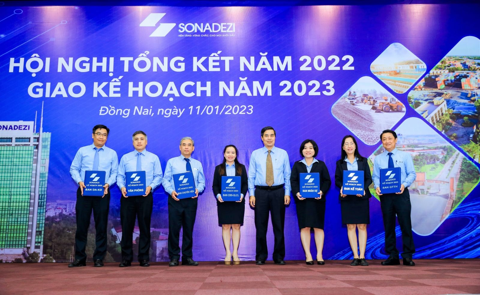 Ông Trần Thanh Hải trao kế hoạch năm 2023 cho các Ban, Văn phòng của Tổng công ty