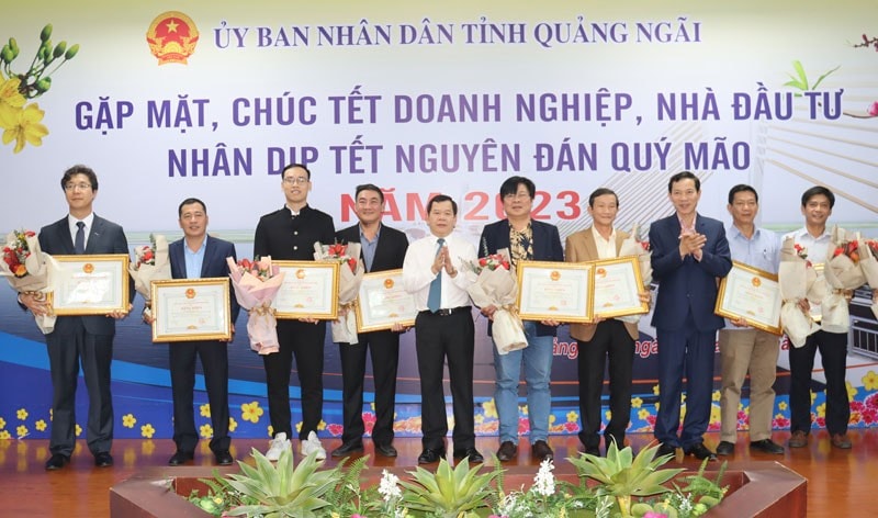 Lãnh đạo tỉnh Quảng Ngãi trao Bằng khen cho các doanh nghiệp có thành tích thực hiện tốt chính sách pháp luật thuế năm 2022.