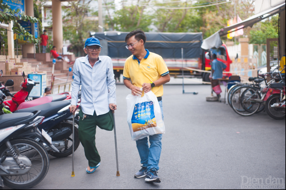 Tết này thêm phần ấm áp với thương binh Trần Vũ Thông (quận 7, TP.HCM) khi chú được sắm tết miễn phí tại Siêu thị Mini Tết 0 đồng