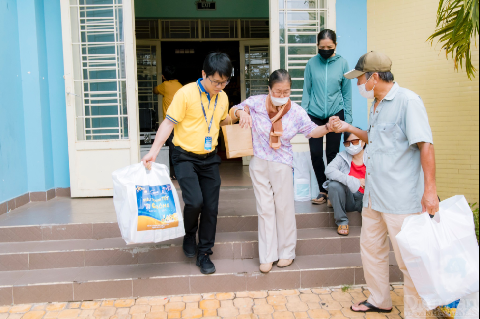 Những túi quà đầy ắp thực phẩm là niềm vui của bà con nghèo trong những ngày cận tết