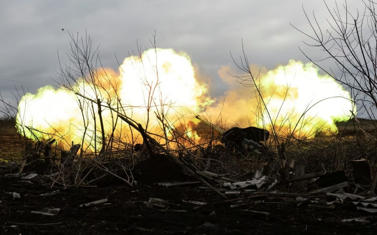 Hỏa lực pháo binh Ukraine ở ngoại ô Bakhmut. Ảnh: AFP.