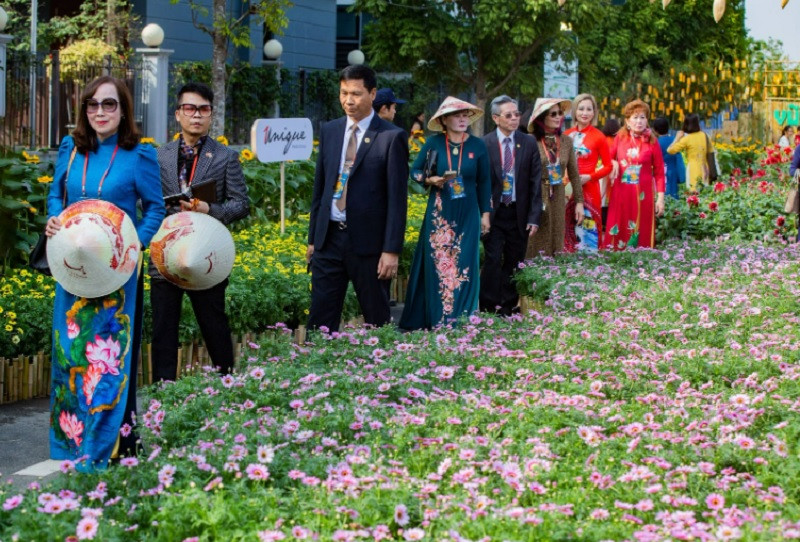  Đoàn đại biểu tham quan, thưởng lãm đường hoa và hội chợ Happy Tết. Ảnh: Đình Tùng