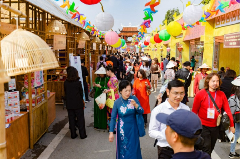 Đoàn Đại biểu và du khách trải nghiệm các hoạt động tại hội chợ Happy Tết. Ảnh: Đình Tùng