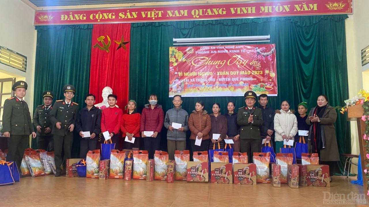 Phòng An ninh kinh tế, Công an tỉnh Nghệ An trao hàng trăm suất quà cho người dân vùng cao huyện Quế Phong dịp Tết đến, Xuân về