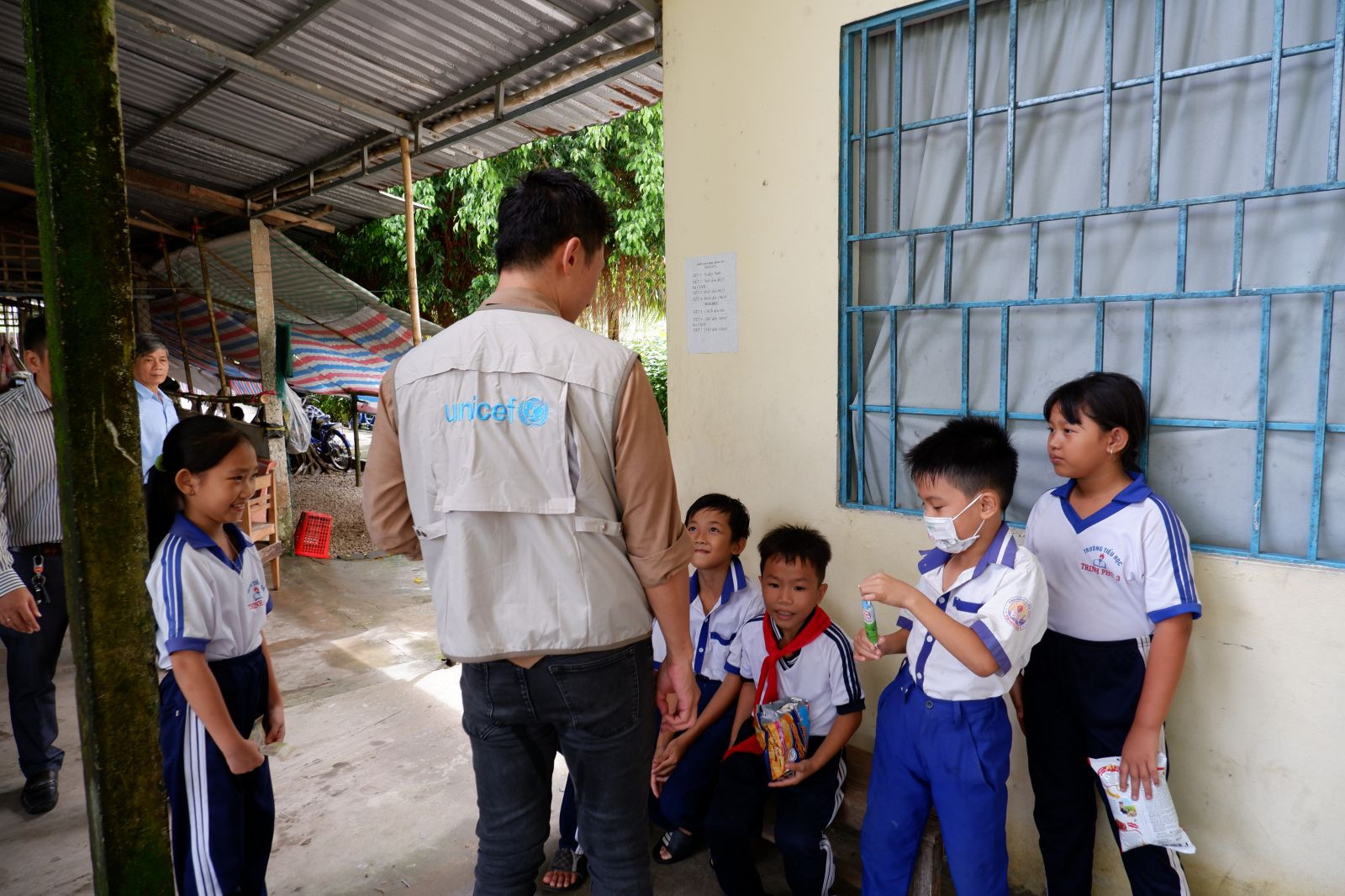  Đại diện UNICEF Việt Nam và Masterise Group trong chuyến khảo sát thực địa để gặp gỡ và tham vấn người dân và học sinh tại Sóc Trăng. 