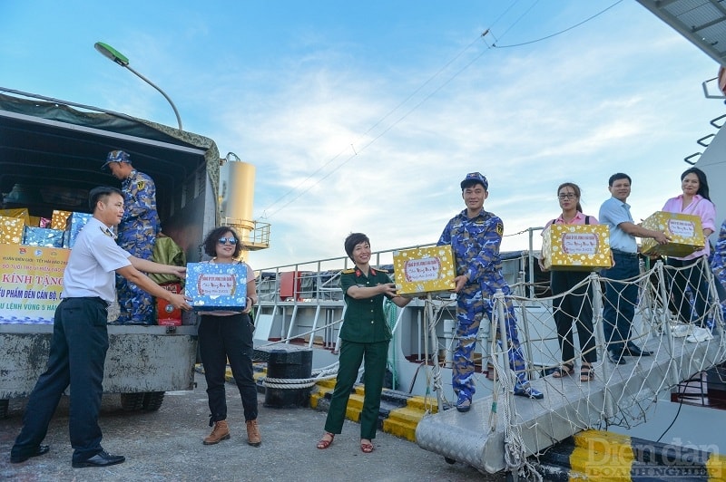 Vận chuyển quà Tết lên tàu