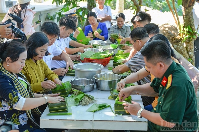 Các đại biểu gói bánh chưng cùng cán bộ, chiến sĩ Trạm ra đa 600 (đảo Nam Du)