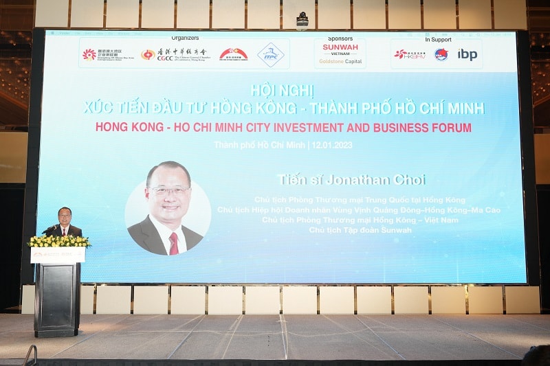 Tiến sĩ Jonathan Choi, Chủ tịch Phòng Thương mại Trung Quốc tại Hồng Kông, Chủ tịch Hiệp hội Doanh nhân Vùng Vịnh Quảng Đông – Hồng Kông – Ma Cao, Chủ tịch Phòng Thương mại Hồng Kông – Việt Nam, và Chủ tịch Tập đoàn Sunwah, phát biểu khai mạc Hội nghị