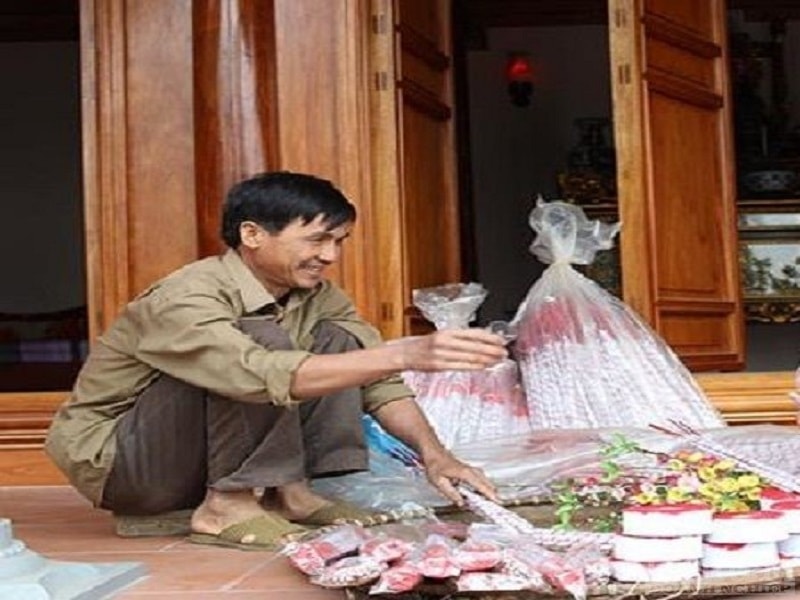 Nhưng những ngày giáp tết, chúng tôi làm ngày làm đêm cũng không đủ giao thực chất những người sành hương ở đây họ đều thích mua hương cuộn tay về đốt vì những que hương thủ công Kiền Bái vẫn giữ nguyên được mùi hương thơm ngày tết mà những loại hương làm bằng máy không bao giờ có được, ông Bùi Hoàng Thăng, thôn 6 chia sẻ.