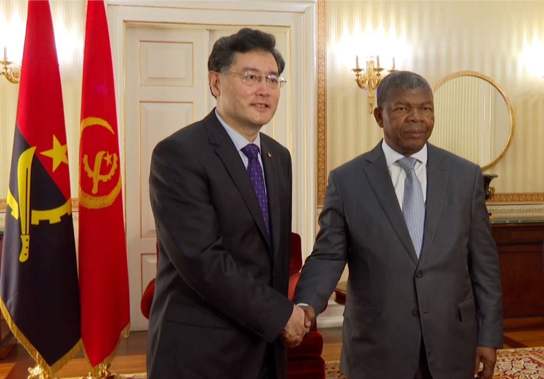 Tổng thống Angolan Joao Lourenco chào đón Bộ trưởng Ngoại giao Qin Gang tại Luanda