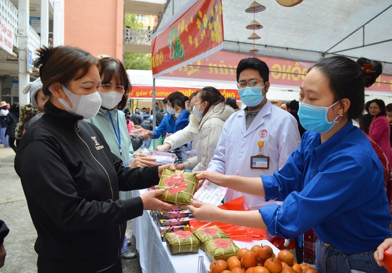 Những chiếc bánh chưng được đoàn viên thanh niên Bệnh viện Việt Nam - Thụy Điển Uông Bí trao tặng đến người bệnh đang điều trị nội trú tại bệnh viện (báo Quảng Ninh)