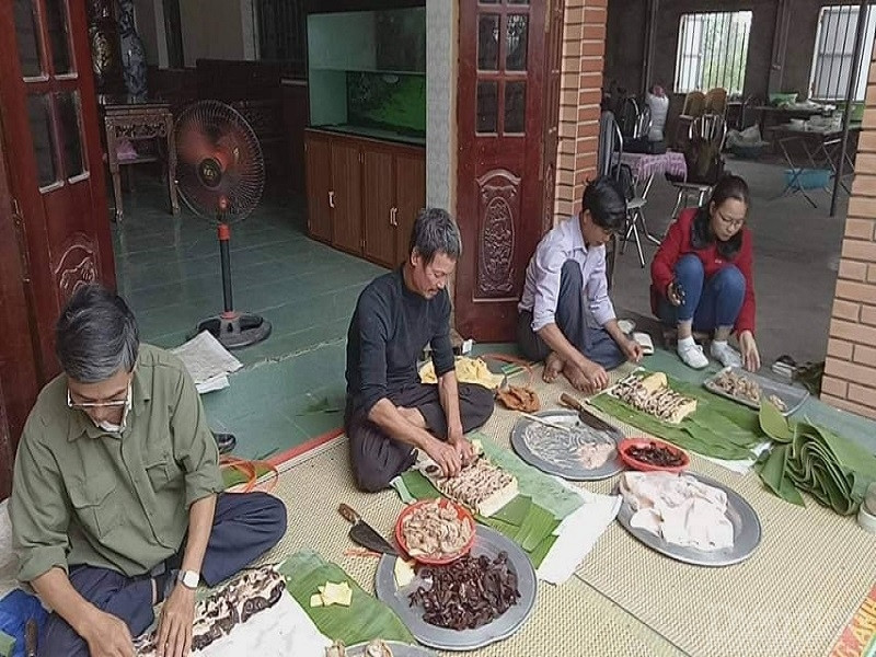 Lá chuối cũng phải chọn kỹ, lá nõn lần trong, lá bánh tẻ lần giữa, lá già lần ngoài.