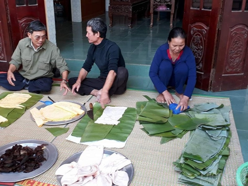 Lá chuối cũng phải chọn kỹ, lá nõn lần trong, lá bánh tẻ lần giữa, lá già lần ngoài.