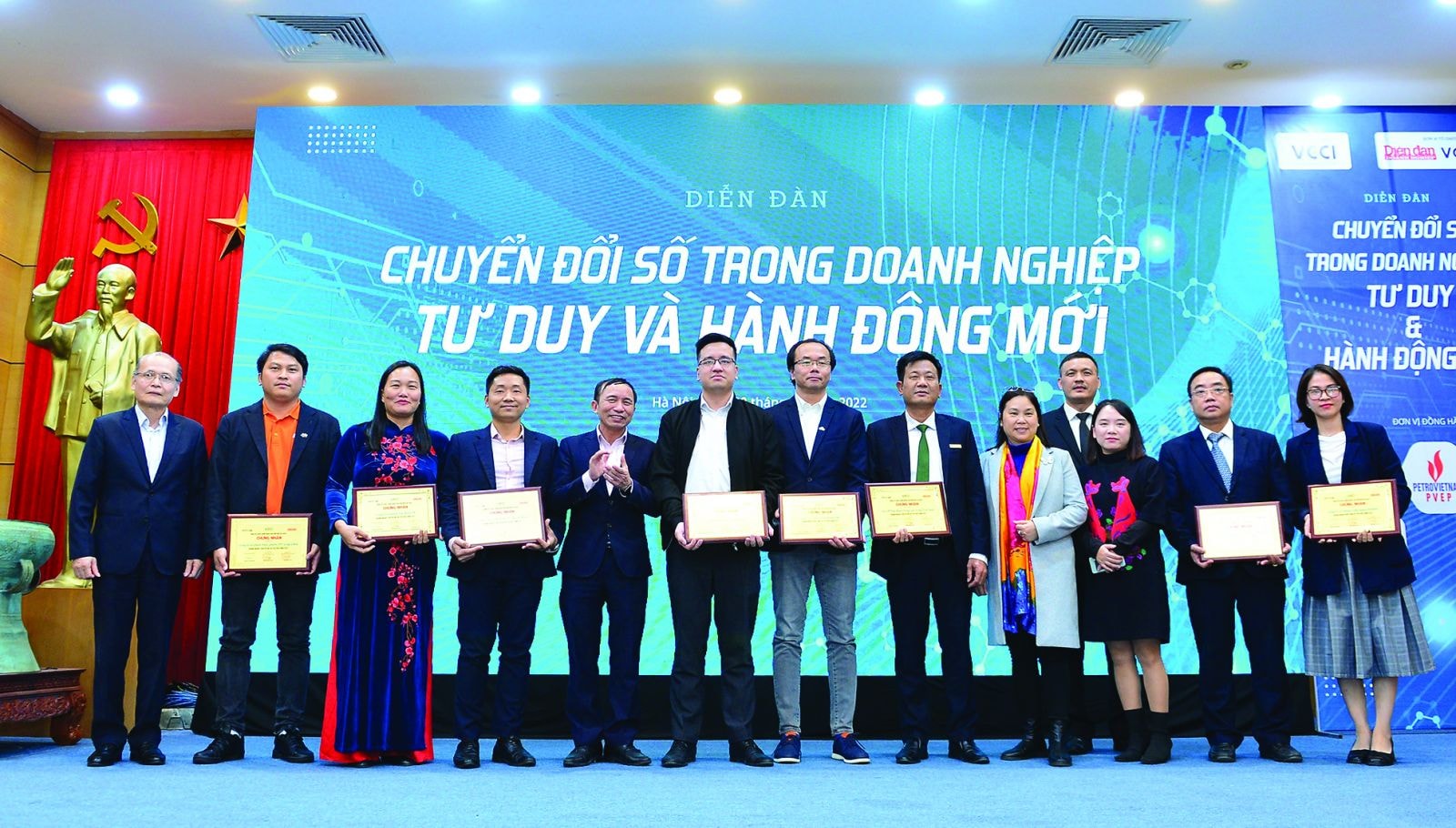  Trao chứng nhận Top Doanh nghiệp nền tảng số tiêu biểu 2022; Top Doanh nghiệp chuyển đổi số tiêu biểu 2022.