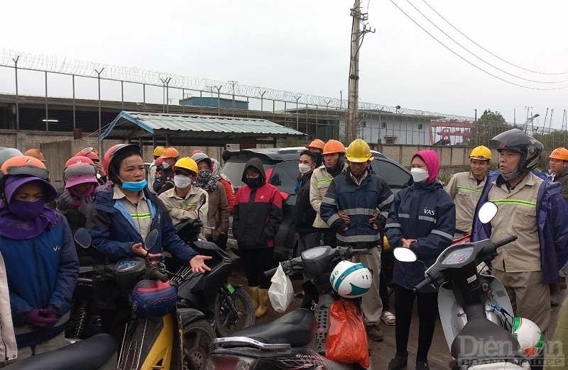 Công nhân làm việc tại Công ty TNHH Đầu tư Quang Minh đứng chờ ở cổng khu hậu cần mong phía công ty CP Tập đoàn VAS Nghi Sơn 