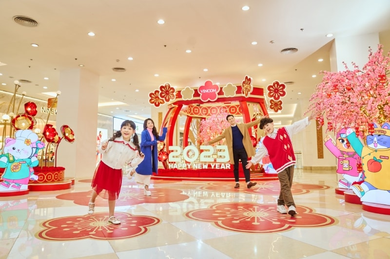 Vincom Mega Mall Royal City với trang trí cổng vàng tráng lệ, rực rỡ