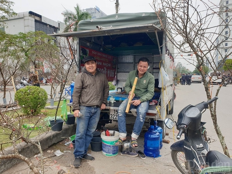 Còn anh Hưng cũng một tiểu thương bán đào buồn bã chúng em bỏ ra 500 triệu mua đào từ vùng cao về mà mới thu được gần trăm triệu, chúng em mất tết rồi.