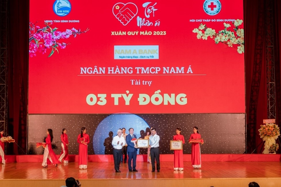 Đại diện Nam A Bank trao tặng 3 tỷ đồng ủng hộ chương trình Tết Nhân ái.