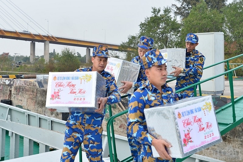 Những chiến sĩ tàu 635, Hải đội 4, Vùng 1 Hải quân chuẩn bị hành trình mang theo quà Tết cùng những lời chúc ấm nồng từ đất liền gửi đến quân và dân huyện đảo Bạch Long Vỹ