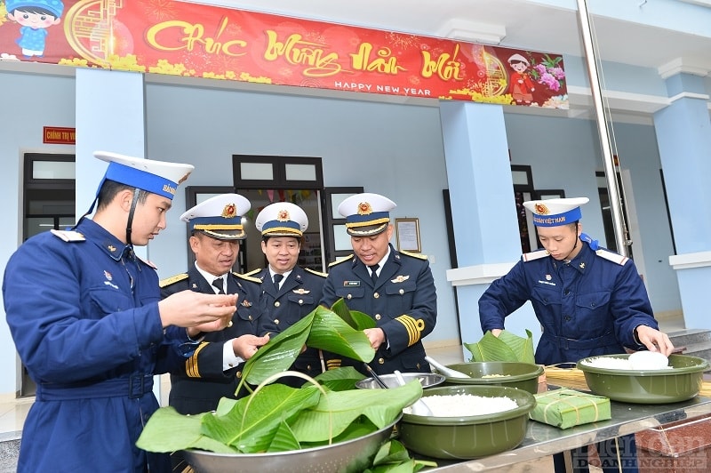 Những người lính Hải quân đóng tại đảo Bạch Long Vỹ chuẩn bị nguyên liệu để gói bánh chưng đón Tết