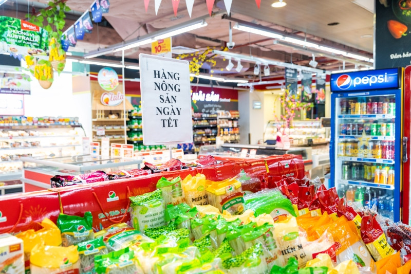 Hàng hoá Tết ngập tràn trong siêu thị Winmart