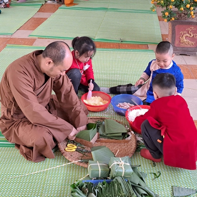 Các bé tỏ ra rất thích thú và hào hứng khi được học hỏi thêm về phong tục Tết cổ truyền của dân tộc, tự tay làm một món ăn truyền thống đặc trưng của ngày Tết.