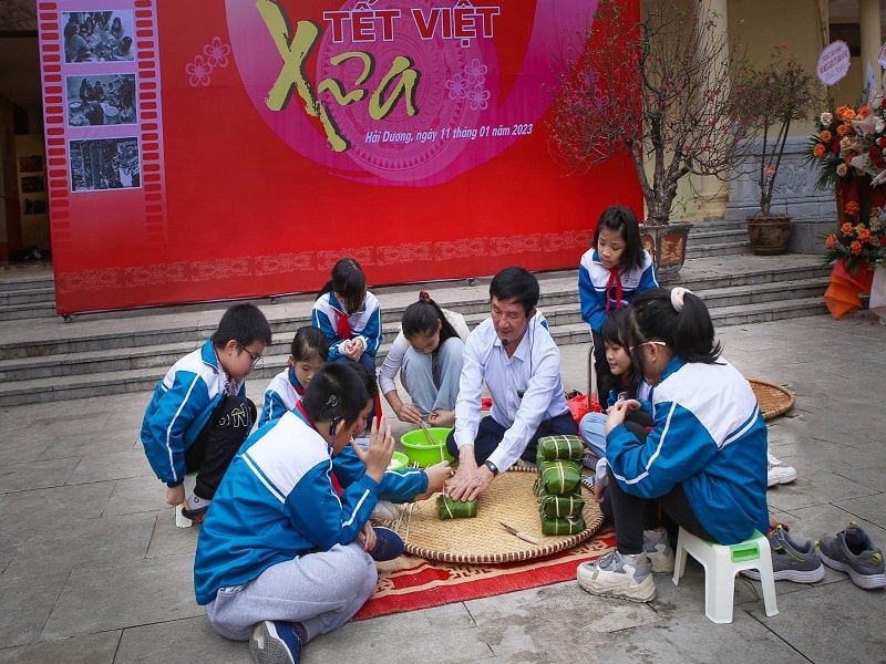 Đến Bảo tàng Hải Dương, các cháu học sinh còn được thưởng thức kỹ thuật, quy trình gói bánh chưng Tết, chế tác các sản phẩm gốm cùng nhiều hoạt động thiết thực khác.