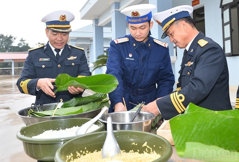 Các chiến sỹ Hải quân trên đảo Bạch Long Vỹ gói bánh chưng để đón Tết