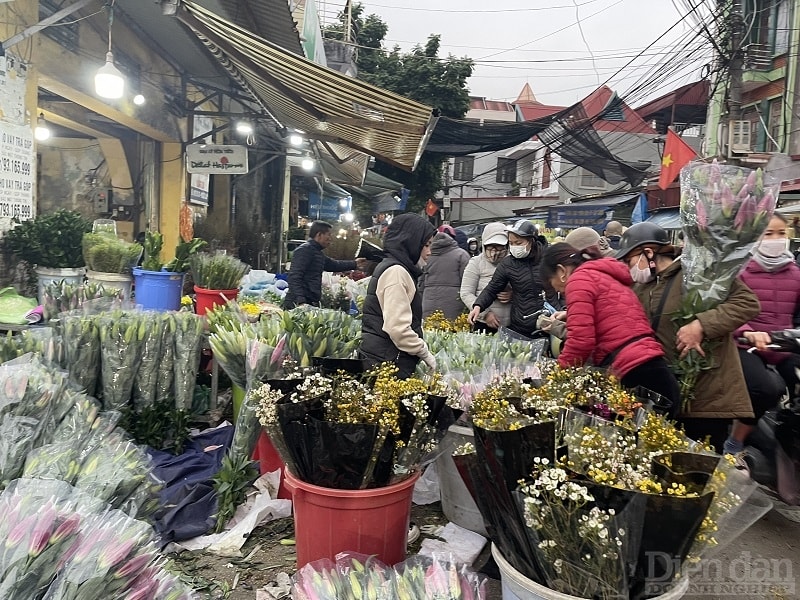 Mỗi ngày, những đoàn xe lại nuối đuôi nhau chở hoa về chợ bán, rồi từ chợ hoa làng lũng, hoa tươi lại được chở đi khắp thành phố. Chợ hoa không chỉ phục vụ cho khách bán buôn mà còn cho cả khách lẻ đến thăm quan và mua sắm