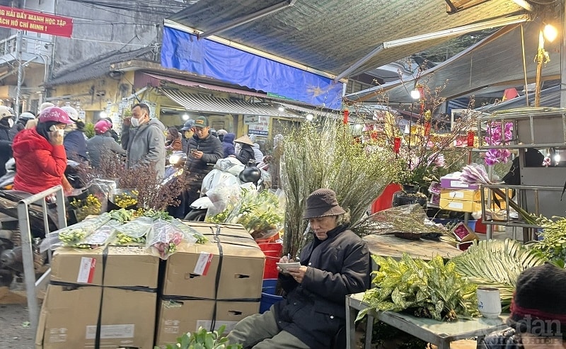 Chợ cũng bán các phụ kiện chuyên biệt mà khó có thể tìm mua ở nơi nào khác như các loại lá trang trí, giấy gói, giỏ, bình cắm hoa... Ngoài ra, nơi đây còn cung cấp các loại hạt giống, cây giống hoa vô cùng phong phú.