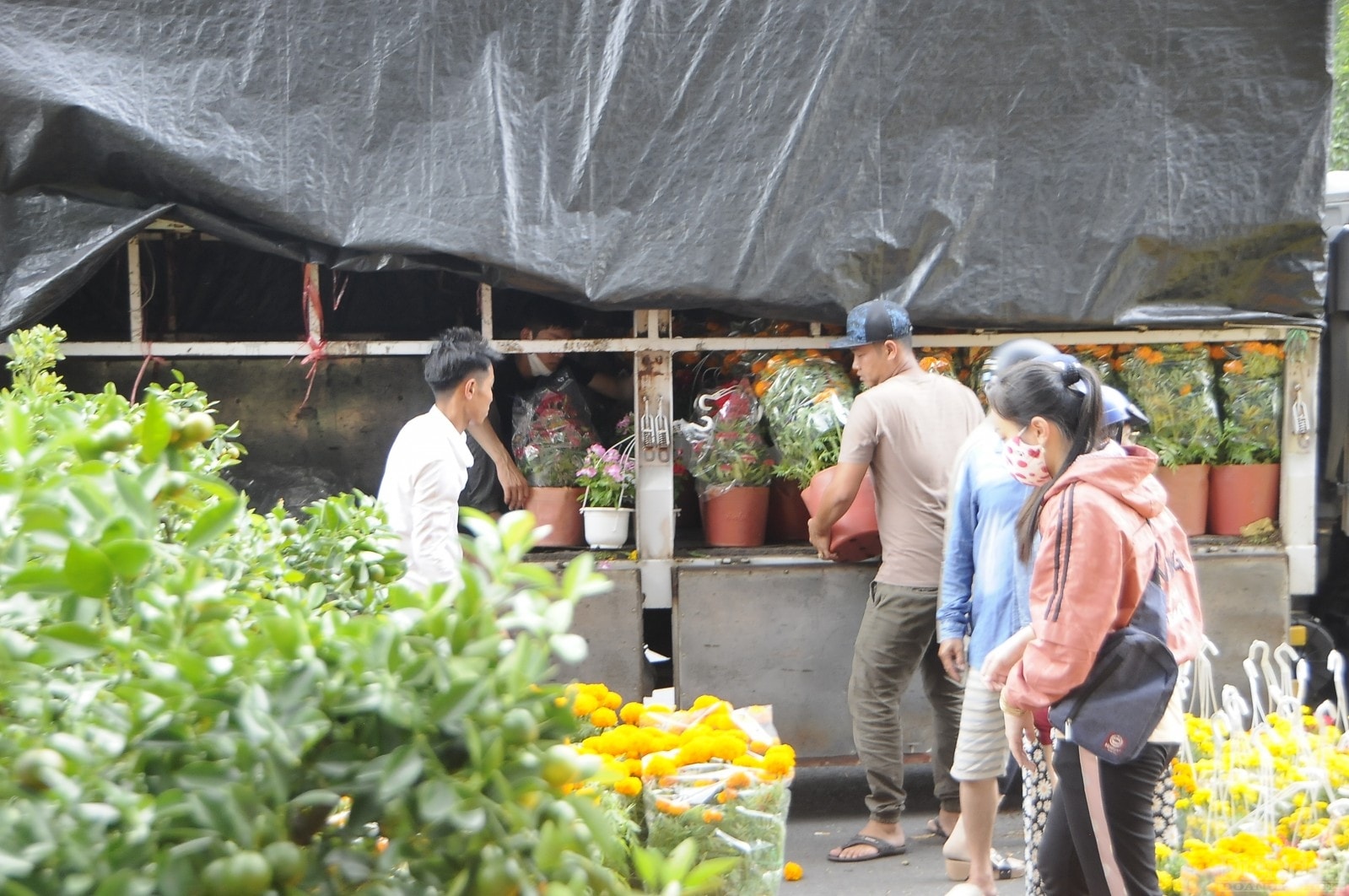 Mặc dù hoa còn rất nhiều, nhưng tiểu thương này vẫn xuống hàng bán.