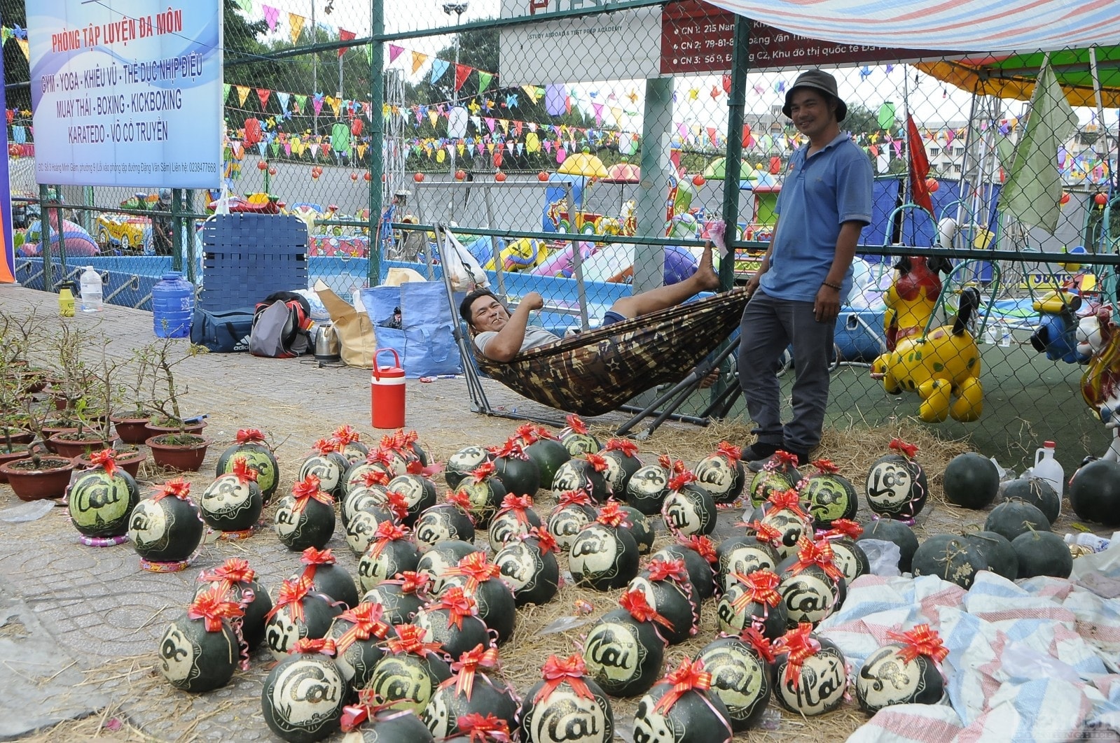 Dưa hấu trưng tết được khắc chữ bắt mắt, nhưng cũng vắng khách mua.