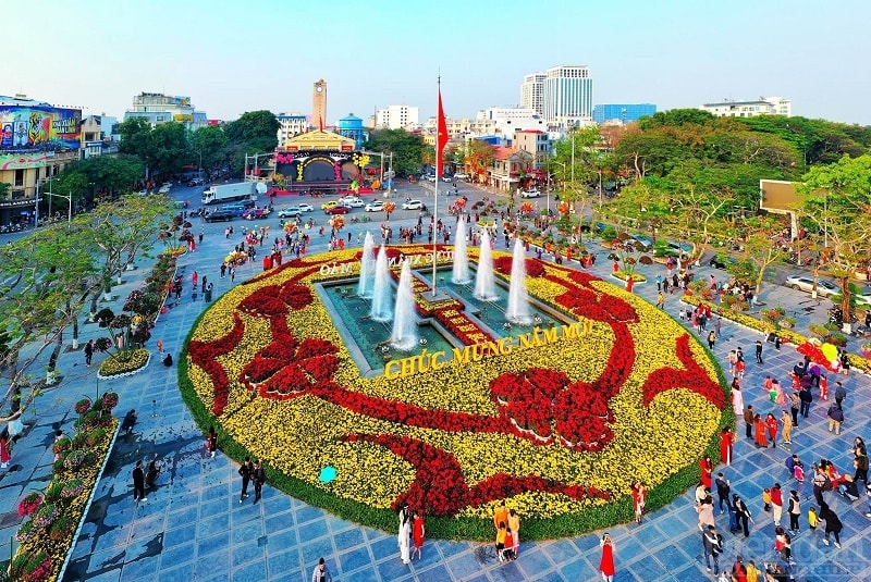 Hải Phòng “thay áo” mới, bừng sáng lung linh. Người dân nô nức đi sắm tết, tạo nên không khí hối hả, tất bật đón xuân về.