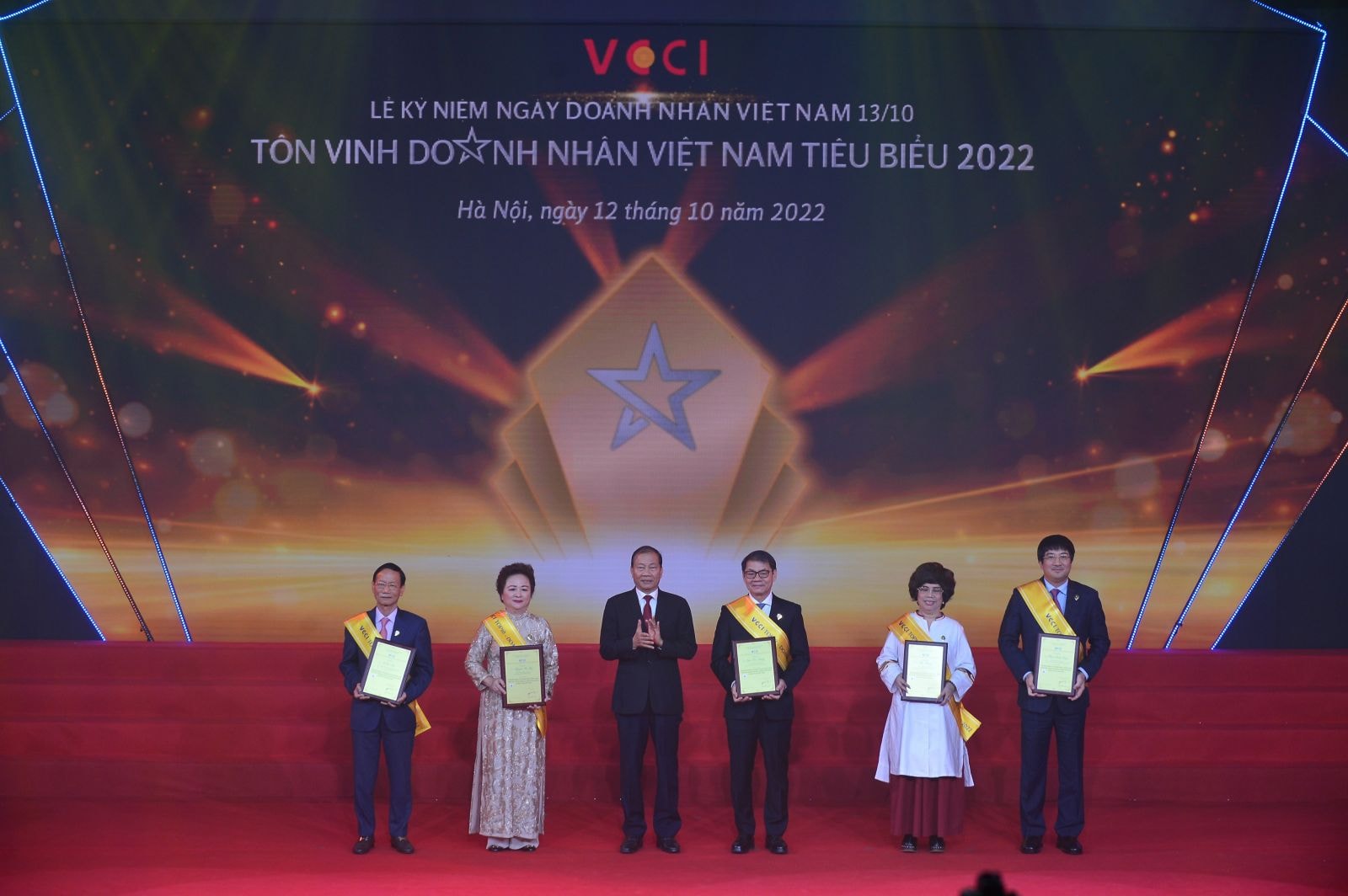  VCCI tôn vinh 6 doanh nhân có thành tích xuất sắc trong công tác phòng chống dịch tại Việt Nam.