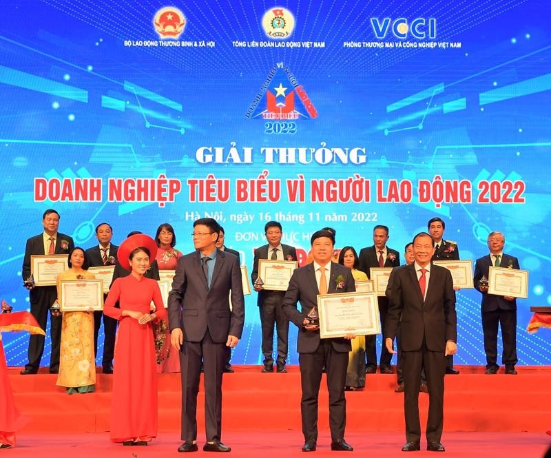 Đồng chí Hoàng Quang Phòng - Phó Chủ tịch VCCI (bên phải) trao Bằng khen “Doanh nghiệp tiêu biểu vì người lao động” của VCCI